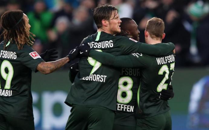 Wolfsburgs Spieler jubeln nach der 1:0-Führung gegen Borussia Mönchengladbach. Foto: Ronny Hartmann