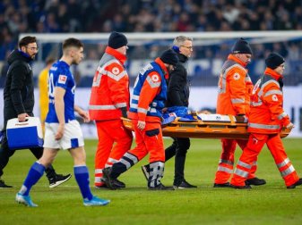 Schalkes Weston McKennie muss nach einem Zweikampf mit Frankfurts Dost verletzt vom Platz getragen werden. Foto: Rolf Vennenbernd Schalkes Weston McKennie muss nach einem Zweikampf mit Frankfurts Dost verletzt vom Platz getragen werden. Foto: Rolf Vennenbernd