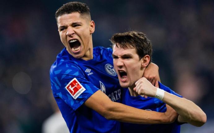 Schalkes Benito Raman (r) freut sich mit Amine Harit über sein Tor zum 1:0. Foto: Rolf Vennenbernd