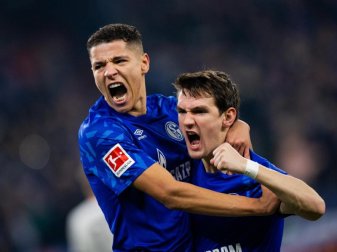 Schalkes Benito Raman (r) freut sich mit Amine Harit über sein Tor zum 1:0. Foto: Rolf Vennenbernd Schalkes Benito Raman (r) freut sich mit Amine Harit über sein Tor zum 1:0. Foto: Rolf Vennenbernd