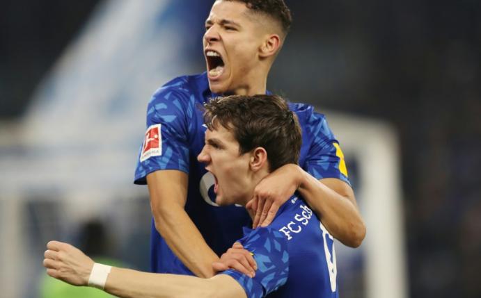 Benito Raman bejubelt mit Amine Harit seinen Treffer