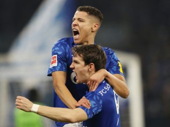 Benito Raman bejubelt mit Amine Harit seinen Treffer Benito Raman bejubelt mit Amine Harit seinen Treffer