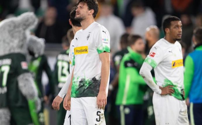 Mönchengladbachs Spieler stehen nach der bitteren Niederlage in Wolfsburg enttäuscht auf dem Platz. Foto: Swen Pförtner