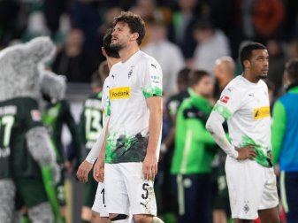 Mönchengladbachs Spieler stehen nach der bitteren Niederlage in Wolfsburg enttäuscht auf dem Platz. Foto: Swen Pförtner Mönchengladbachs Spieler stehen nach der bitteren Niederlage in Wolfsburg enttäuscht auf dem Platz. Foto: Swen Pförtner