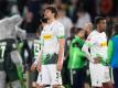 Mönchengladbachs Spieler stehen nach der bitteren Niederlage in Wolfsburg enttäuscht auf dem Platz. Foto: Swen Pförtner