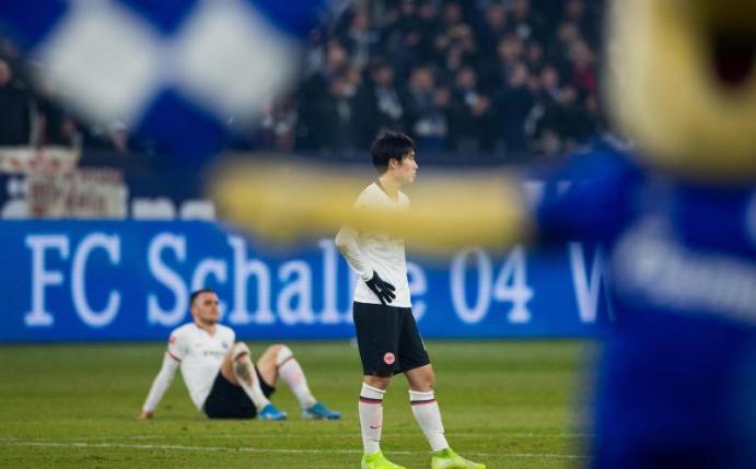 Frankfurts Spieler machen nach der Niederlage auf Schalke einen erschöpften Eindruck. Foto: Rolf Vennenbernd/dpa