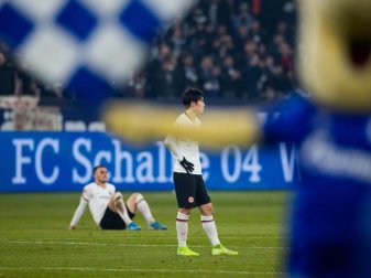Frankfurts Spieler machen nach der Niederlage auf Schalke einen erschöpften Eindruck. Foto: Rolf Vennenbernd/dpa Frankfurts Spieler machen nach der Niederlage auf Schalke einen erschöpften Eindruck. Foto: Rolf Vennenbernd/dpa