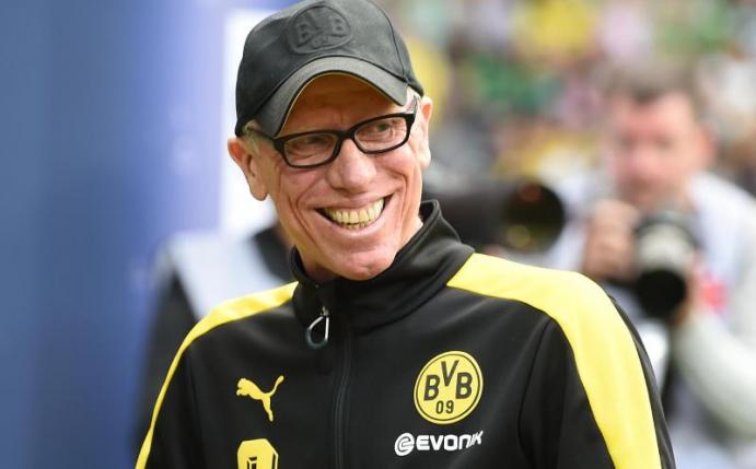 Ist mit sich zufrieden: Trainer Peter Stöger. Foto: Carmen Jaspersen/dpa
