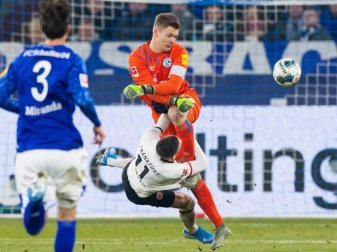 Schalkes Torwart Alexander Nübel (r) foult Mijat Gacinovic (M) von Eintracht Frankfurt. Foto: Rolf Vennenbernd/dpa Schalkes Torwart Alexander Nübel (r) foult Mijat Gacinovic (M) von Eintracht Frankfurt. Foto: Rolf Vennenbernd/dpa