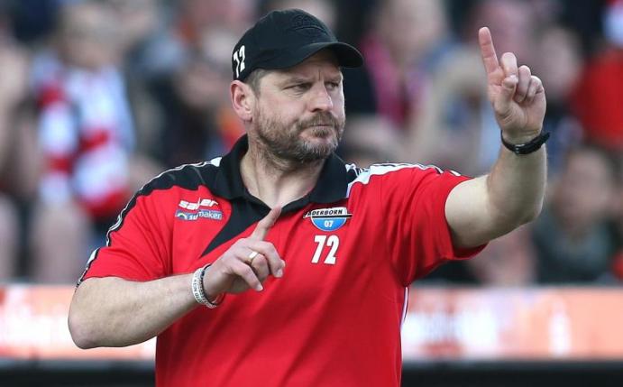 Will vor dem Spiel gegen Gladbach nicht von einer Krise des Gegners sprechen: Paderborns Trainer Steffen Baumgart. Foto: Andreas Gora/dpa