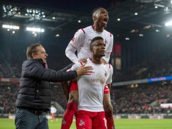 Kölns Sportdirektor Horst Heldt (l) ist zu Kingley Ehizibue (oben) und den Torschützen Jhon Cordoba gelaufen. Foto: Marius Becker/dpa