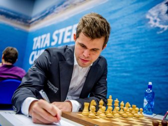 Magnus Carlsen auch als Fußballmanager mit Glanzleistung Magnus Carlsen auch als Fußballmanager mit Glanzleistung