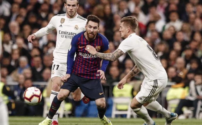 Könnten sich vor dem Clásico schon im Hotel treffen: Barcas Lionel Messi (M) und Real-Profi Toni Kroos (r). Foto: Enrique de la Fuente/gtres/dpa