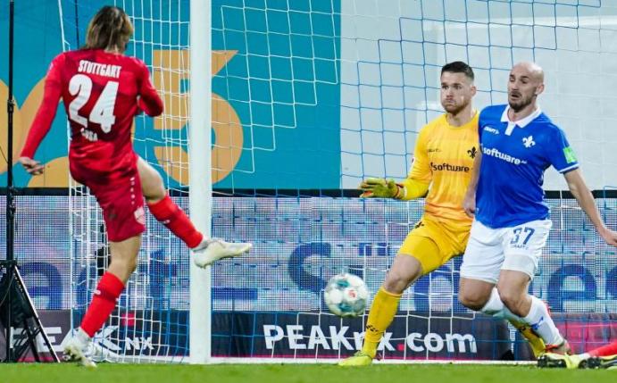 Borna Sosa (l) ließ 98-Keeper Marcel Schuhen keine Chance und rettete dem VfB Stuttgart einen Punkt in Darmstadt. Foto: Uwe Anspach/dpa