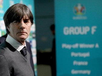Hat bei der EM mit dem DFB-Team dicke Brocken vor der Brust: Bundestrainer Joachim Löw. Foto: Christian Charisius/dpa Hat bei der EM mit dem DFB-Team dicke Brocken vor der Brust: Bundestrainer Joachim Löw. Foto: Christian Charisius/dpa