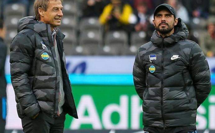 Alexander Nouri (r) sieht die Arbeitsteilung im Trainerteam von Hertha BSC mit Chefcoach Jürgen Klinsmann für sich als Bereicherung. Foto: Andreas Gora/dpa