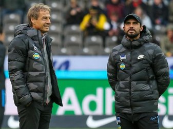 Alexander Nouri (r) sieht die Arbeitsteilung im Trainerteam von Hertha BSC mit Chefcoach Jürgen Klinsmann für sich als Bereicherung. Foto: Andreas Gora/dpa Alexander Nouri (r) sieht die Arbeitsteilung im Trainerteam von Hertha BSC mit Chefcoach Jürgen Klinsmann für sich als Bereicherung. Foto: Andreas Gora/dpa