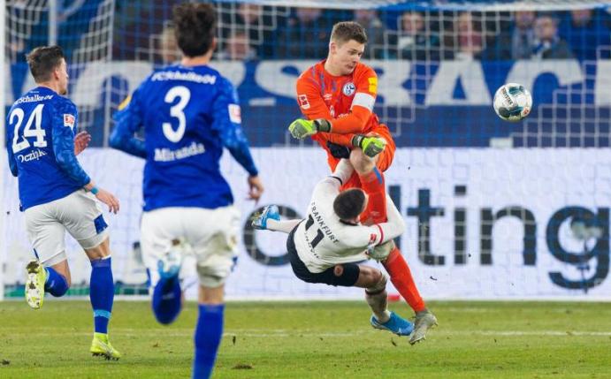Schalkes Torwart Alexander Nübel wurde für vier Spiele gesperrt. Foto: Rolf Vennenbernd/dpa