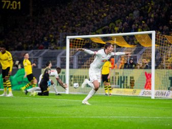 Patrik Schick (M) sorgte mit seinem Tor für den 3:3-Endstand im Spitzenspiel bei Borussia Dortmund. Foto: Marcel Kusch/dpa
