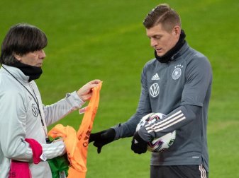 Sieht die DFB-Elf um Bundestrainer Joachim Löw (l) noch nicht als EM-Favorit: Toni Kroos. Foto: Federico Gambarini/dpa Sieht die DFB-Elf um Bundestrainer Joachim Löw (l) noch nicht als EM-Favorit: Toni Kroos. Foto: Federico Gambarini/dpa