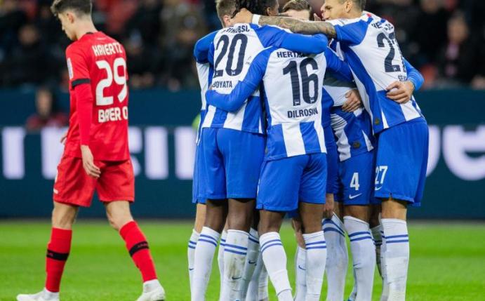 Hertha BSC feierte in Leverkusen den zweiten Sieg unter der Leitung von Trainer Jürgen Klinsmann. Foto: Rolf Vennenbernd/dpa