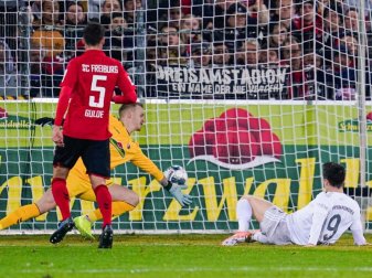 Mit seinem 221 Bundesliga-Tor brachte Robert Lewandowski (r) den FC Bayern in Freiburg in Führung. Foto: Uwe Anspach/dpa Mit seinem 221 Bundesliga-Tor brachte Robert Lewandowski (r) den FC Bayern in Freiburg in Führung. Foto: Uwe Anspach/dpa