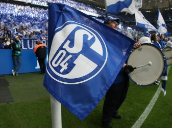 Schalke-Fan verstirbt auf dem Weg zum Stadion Schalke-Fan verstirbt auf dem Weg zum Stadion