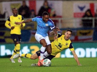 ManCity-Profi Raheem Sterling zieht an Oxfords Alejandro Rodriguez Gorrin vorbei. Foto: Mike Egerton/PA Wire/dpa ManCity-Profi Raheem Sterling zieht an Oxfords Alejandro Rodriguez Gorrin vorbei. Foto: Mike Egerton/PA Wire/dpa