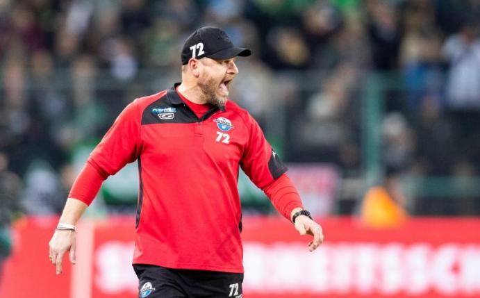 Frustriert in Gladbach: Paderborn-Coach Steffen Baumgart. Foto: Marcel Kusch/dpa