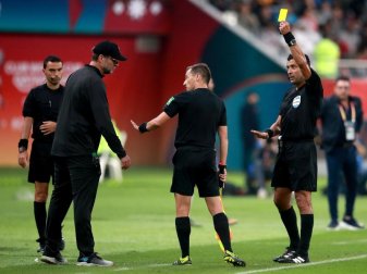 Steht mit dem FC Liverpool im Finale der Club-WM: Trainer Jürgen Klopp (r). Foto: Adam Davy/PA Wire/dpa Steht mit dem FC Liverpool im Finale der Club-WM: Trainer Jürgen Klopp (r). Foto: Adam Davy/PA Wire/dpa