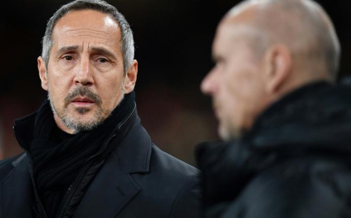 Adi Hütter stellt sich vor seine Mannschaft