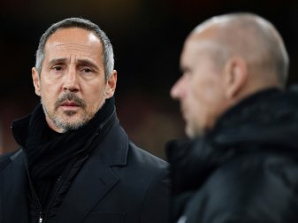 Adi Hütter stellt sich vor seine Mannschaft Adi Hütter stellt sich vor seine Mannschaft