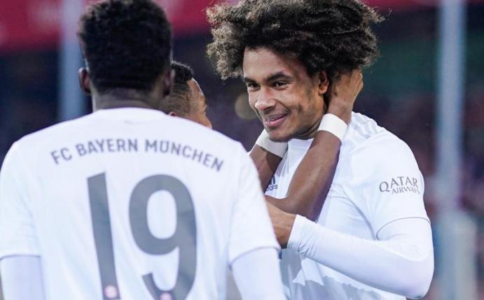 Gefeierter Mann beim Bayern-Sieg in Freiburg: Youngster Joshua Zirkzee (r). Foto: Uwe Anspach/dpa