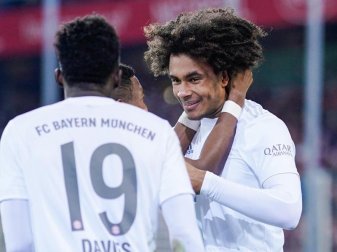 Gefeierter Mann beim Bayern-Sieg in Freiburg: Youngster Joshua Zirkzee (r). Foto: Uwe Anspach/dpa Gefeierter Mann beim Bayern-Sieg in Freiburg: Youngster Joshua Zirkzee (r). Foto: Uwe Anspach/dpa