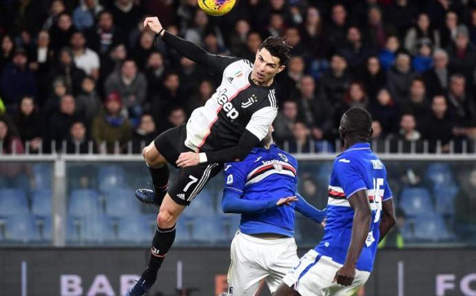 Hoch in der Luft: Juves Cristiano Ronaldo bei seinem Siegtor bei Sampdoria Genua. Foto: Luca Zennaro/ANSA/dpa