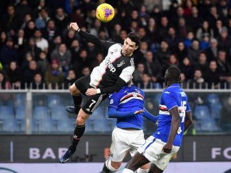 Hoch in der Luft: Juves Cristiano Ronaldo bei seinem Siegtor bei Sampdoria Genua. Foto: Luca Zennaro/ANSA/dpa Hoch in der Luft: Juves Cristiano Ronaldo bei seinem Siegtor bei Sampdoria Genua. Foto: Luca Zennaro/ANSA/dpa