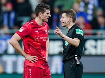 Schiedsrichter Patrick Ittrich erklärte dem Stuttgarter Mario Gomez die Abseitsentscheidung. Foto: Uwe Anspach/dpa Schiedsrichter Patrick Ittrich erklärte dem Stuttgarter Mario Gomez die Abseitsentscheidung. Foto: Uwe Anspach/dpa