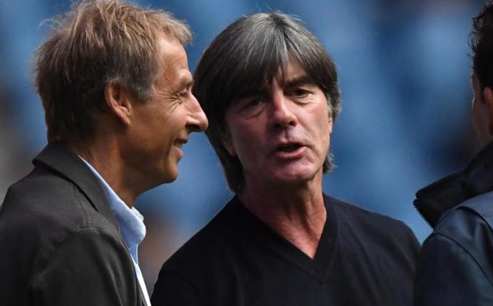 Joachim Löw (r) war Assistent von Jürgen Klinsmann beim deutschen Nationalteam, bis er 2006 selbst als Bundestrainer übernahm. Foto: Robert Michael/zb/dpa