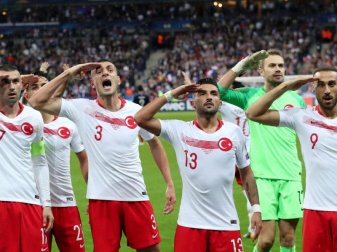 Die türkischen Spieler salutierten beim Spiel in Paris gegen Frankreich. Foto: Thibault Camus/AP/dpa Die türkischen Spieler salutierten beim Spiel in Paris gegen Frankreich. Foto: Thibault Camus/AP/dpa