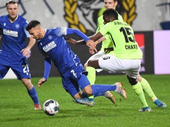 KSC-Profi Burak Camoglu (l) geht im Zweikampf mit Paterson Chato zu Boden. Foto: Uli Deck/dpa KSC-Profi Burak Camoglu (l) geht im Zweikampf mit Paterson Chato zu Boden. Foto: Uli Deck/dpa