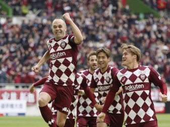 Andres Iniesta (l) erzielte den Führungstreffer für Vissel Kobe. Foto: -/kyodo/dpa Andres Iniesta (l) erzielte den Führungstreffer für Vissel Kobe. Foto: -/kyodo/dpa