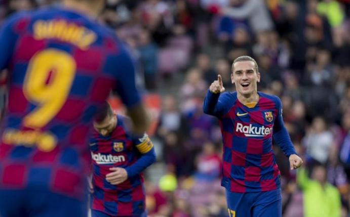 Antoine Griezmann (r) von FC Barcelona jubelt nach einem Tor. Foto: Joan Monfort/AP/dpa