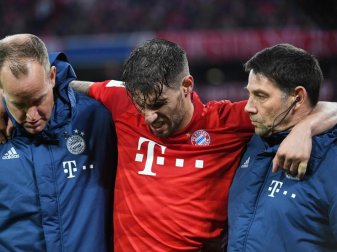 Münchens Javi Martinez (M) wird verletzt vom Platz gebracht. Foto: Angelika Warmuth/dpa Münchens Javi Martinez (M) wird verletzt vom Platz gebracht. Foto: Angelika Warmuth/dpa