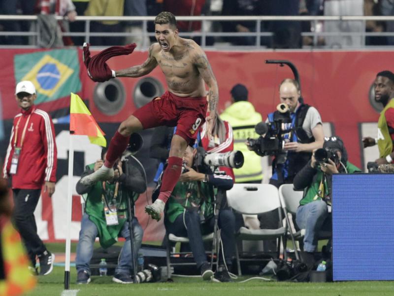 Liverpools Roberto Firmino (M) feiert den ersten Treffer seiner Mannschaft. Foto: Hassan Ammar/AP/dpa