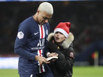 Machte einem kleinen Fan eine große Freude: PSG-Star Kylian Mbappé. Foto: Thibault Camus/AP/dpa