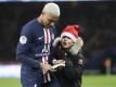 Machte einem kleinen Fan eine große Freude: PSG-Star Kylian Mbappé. Foto: Thibault Camus/AP/dpa