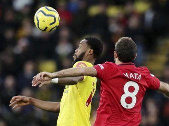 Watfords Nathaniel Chalobah (l) und Manchesters Juan Mata kämpfen um den Ball. Foto: Petros Karadjias/AP/dpa Watfords Nathaniel Chalobah (l) und Manchesters Juan Mata kämpfen um den Ball. Foto: Petros Karadjias/AP/dpa