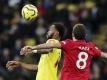 Watfords Nathaniel Chalobah (l) und Manchesters Juan Mata kämpfen um den Ball. Foto: Petros Karadjias/AP/dpa