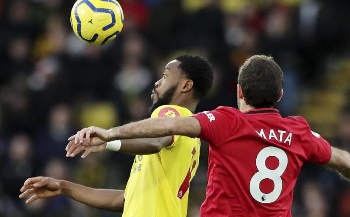 Watfords Nathaniel Chalobah (l) und Manchesters Juan Mata kämpfen um den Ball. Foto: Petros Karadjias/AP/dpa