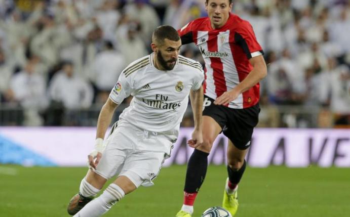 Madrids Karim Benzema (l) läuft mit dem Ball. Foto: Paul White/AP/dpa